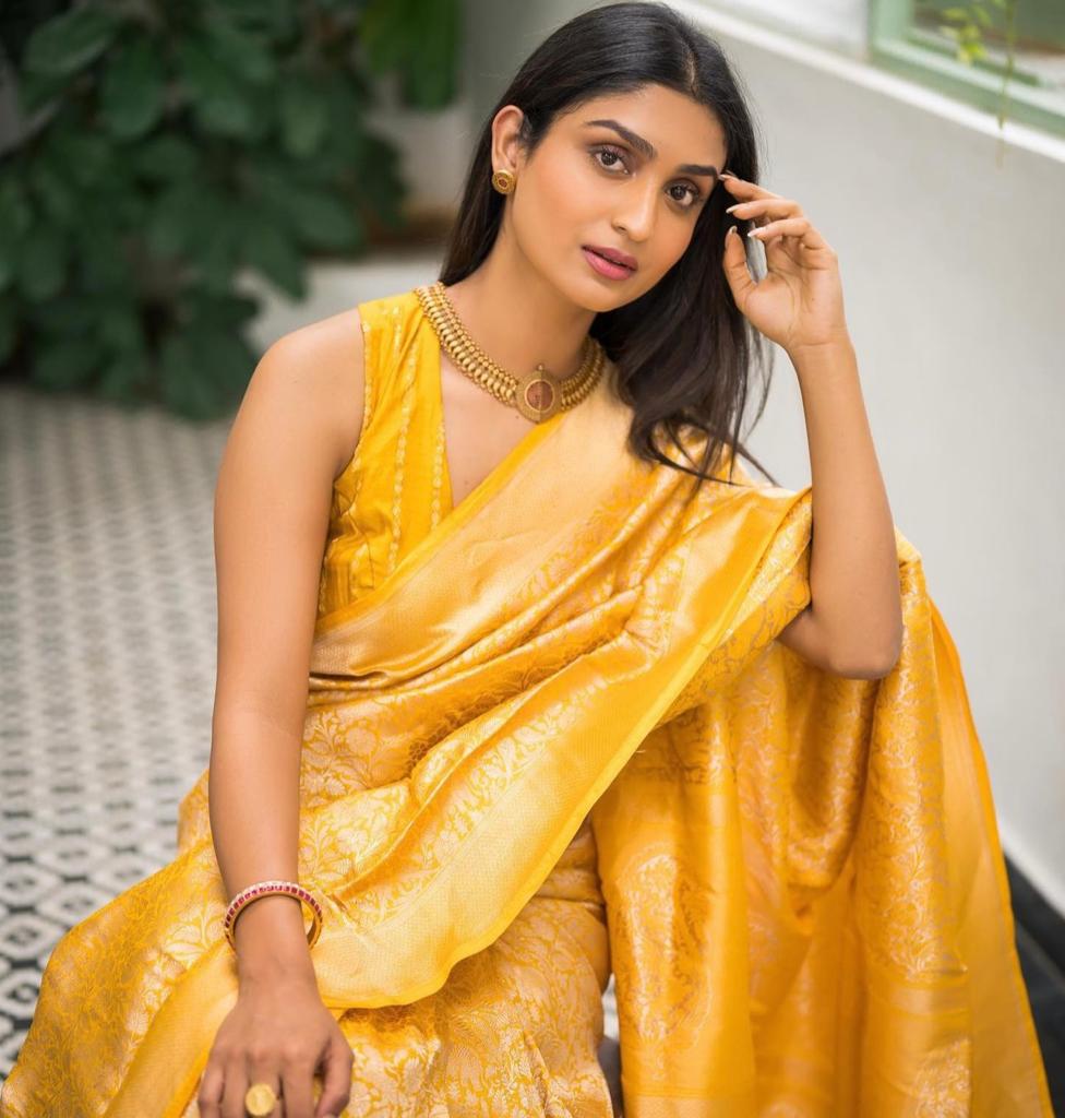 Beleaguer Yellow Soft Silk Saree With Gratifying Blouse Piece