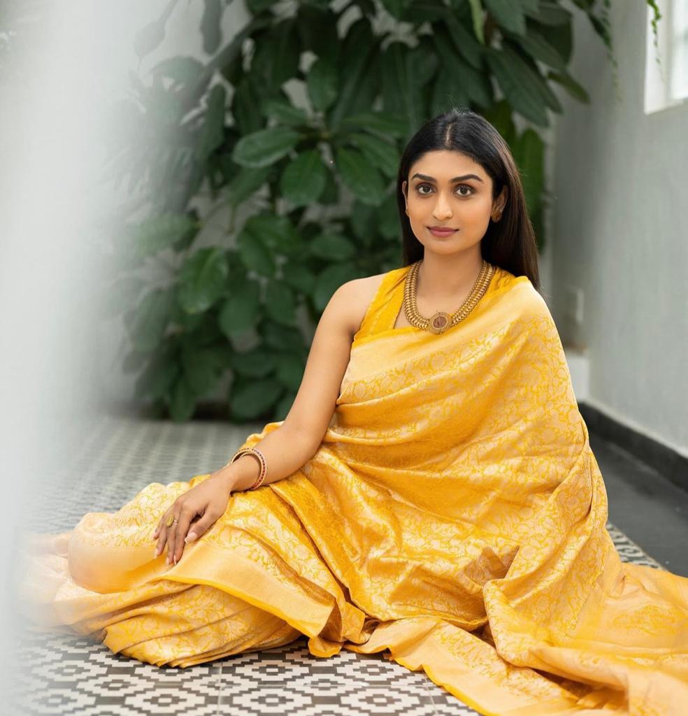 Beleaguer Yellow Soft Silk Saree With Gratifying Blouse Piece