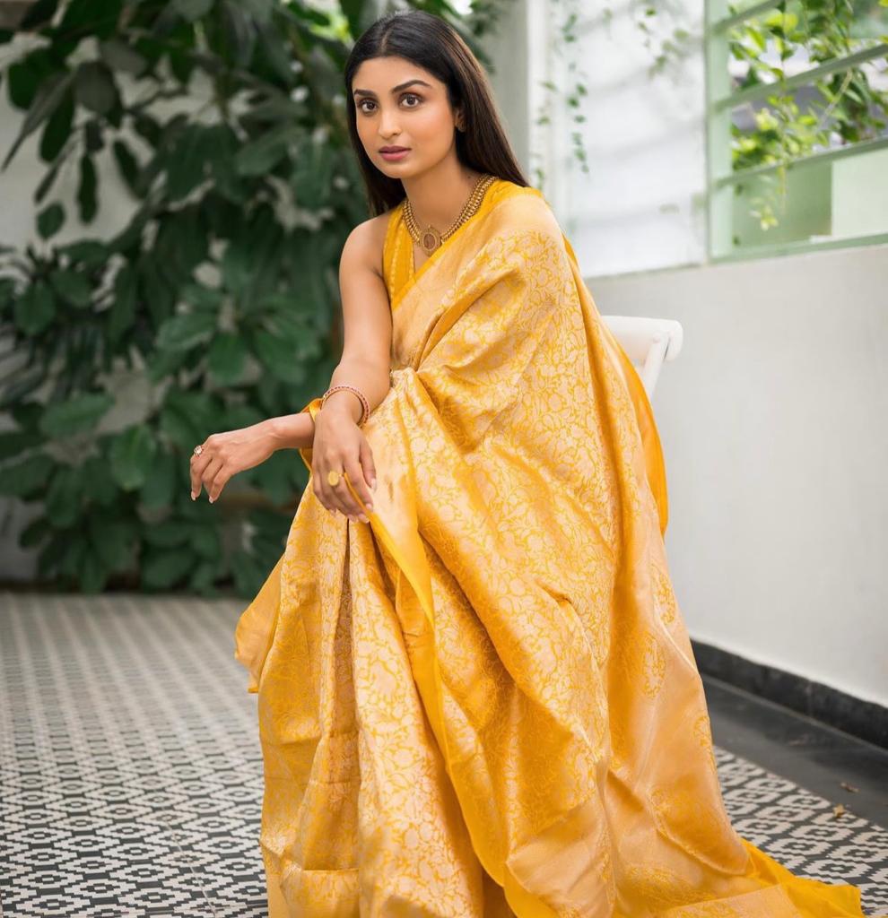 Beleaguer Yellow Soft Silk Saree With Gratifying Blouse Piece