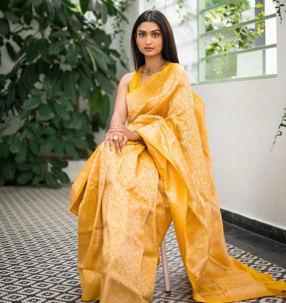 Beleaguer Yellow Soft Silk Saree With Gratifying Blouse Piece