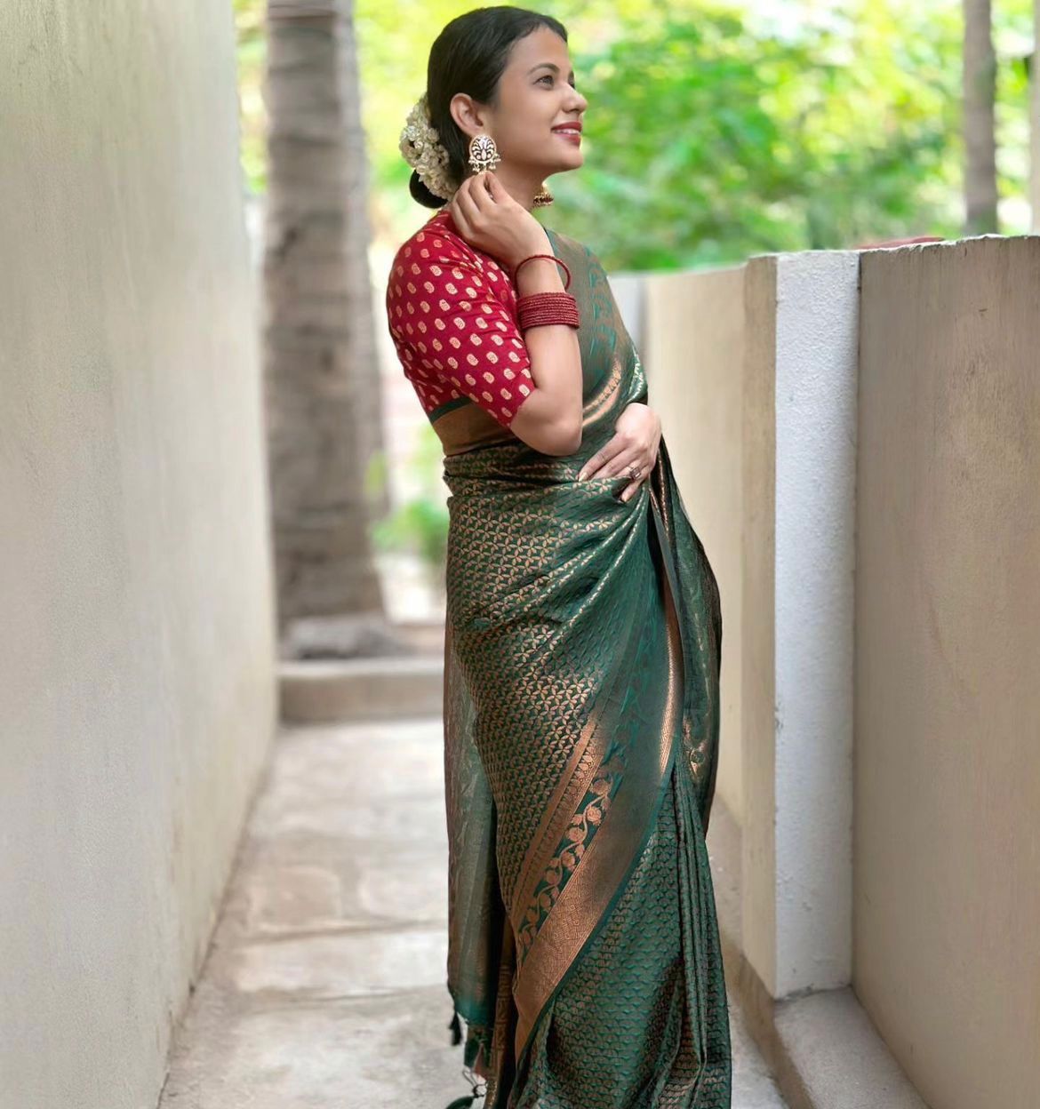 Opulent Dark Green Soft Silk Saree With Glorious Blouse Piece