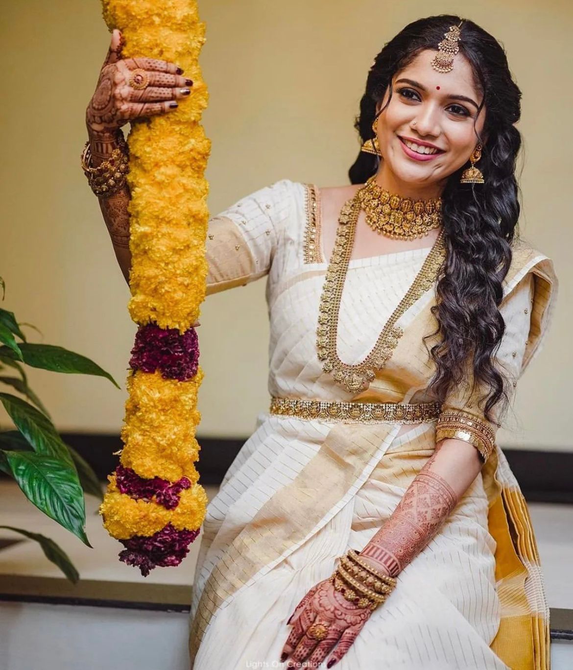 Pulsating White Soft Silk Saree With Tantalizing Blouse Piece