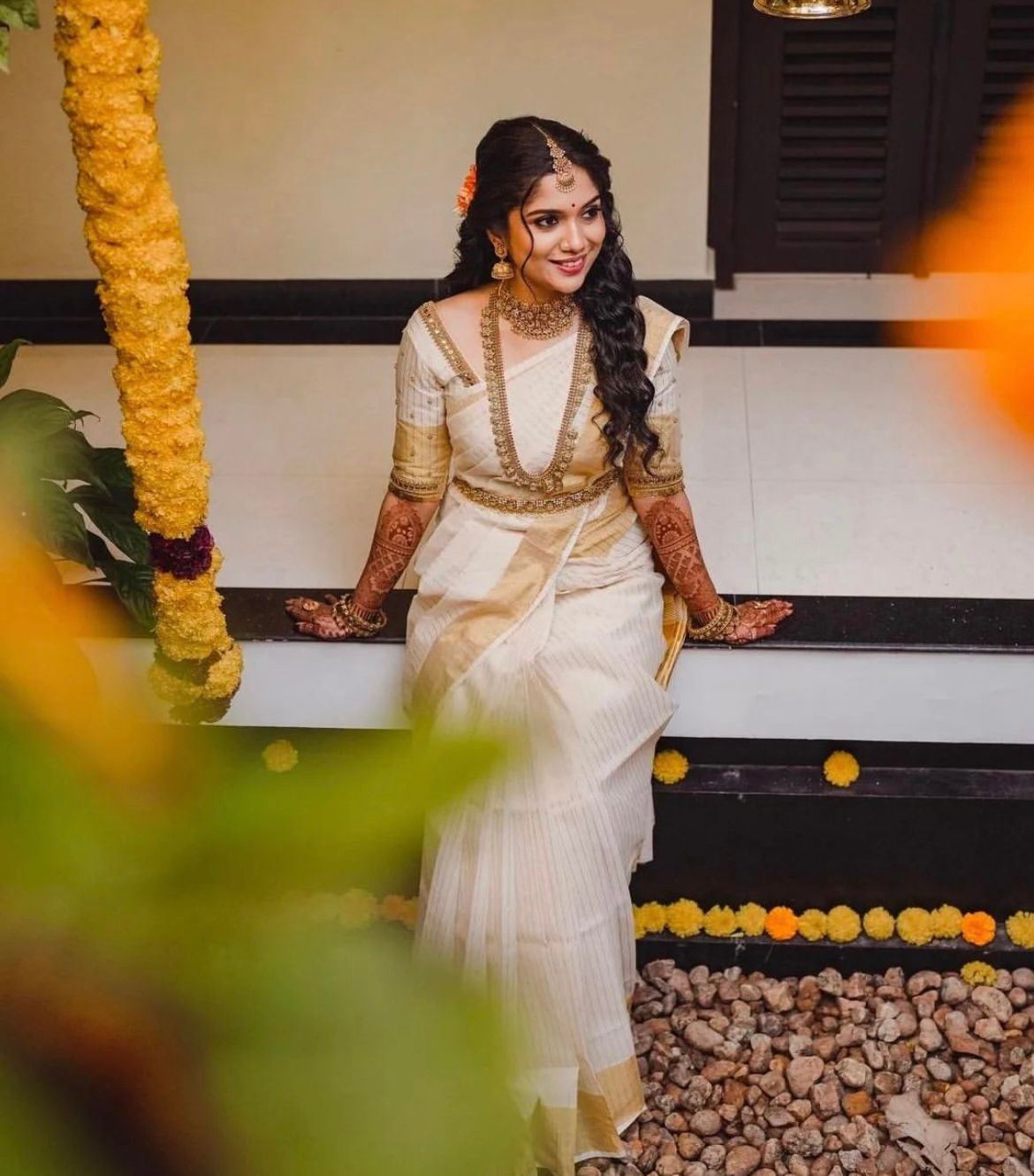 Pulsating White Soft Silk Saree With Tantalizing Blouse Piece