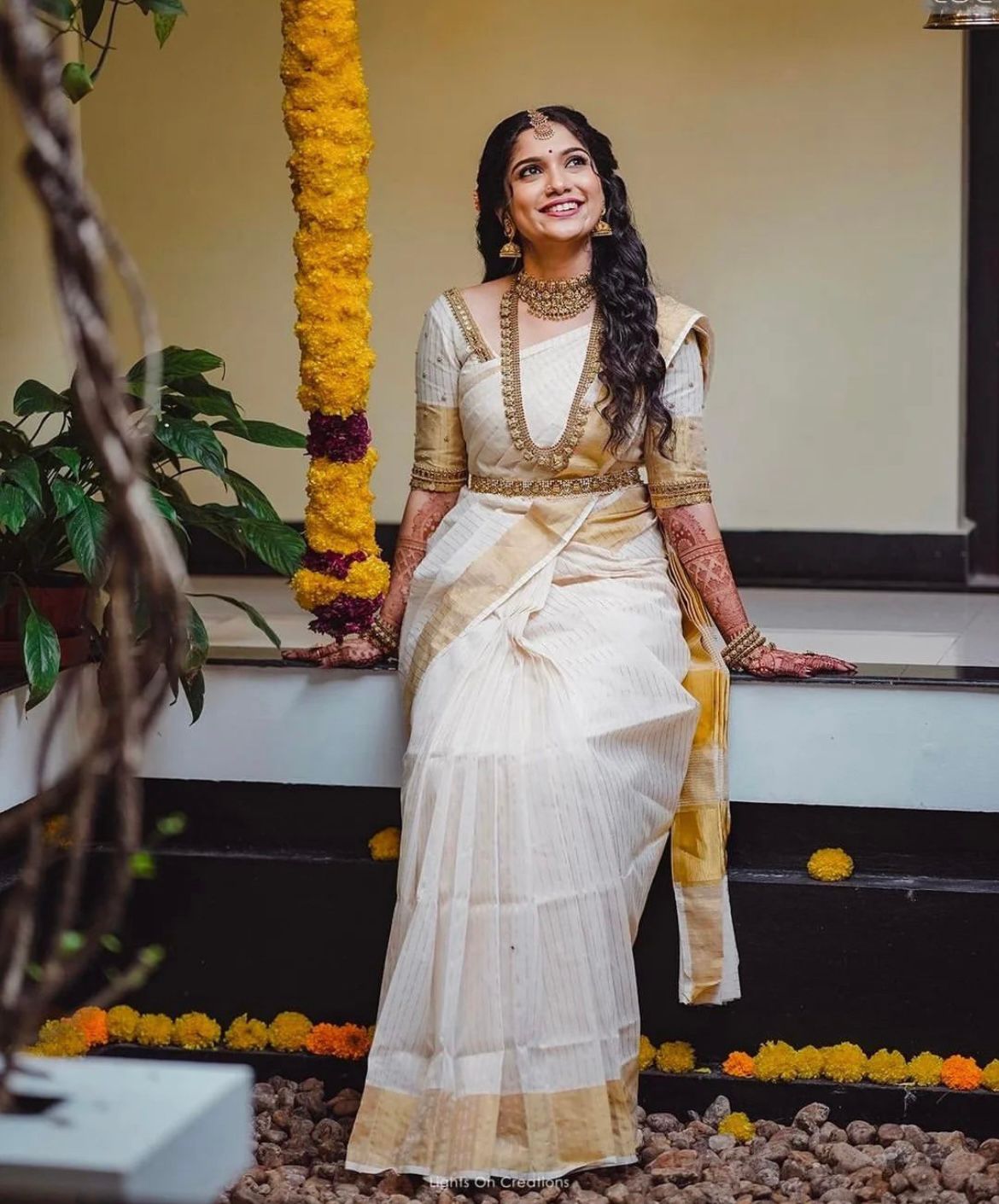 Pulsating White Soft Silk Saree With Tantalizing Blouse Piece