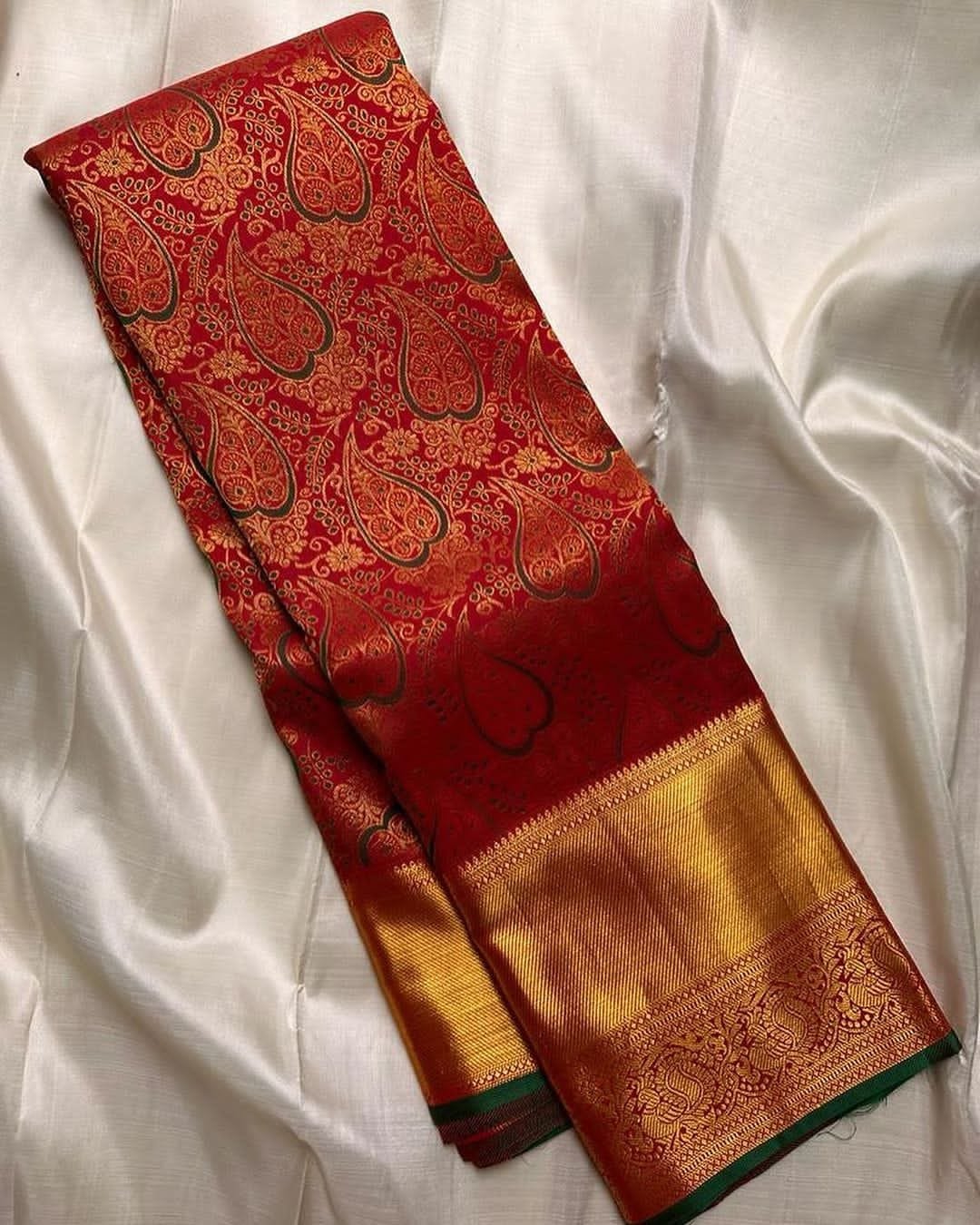 Innovative Red Soft Silk Saree With Glorious Blouse Piece