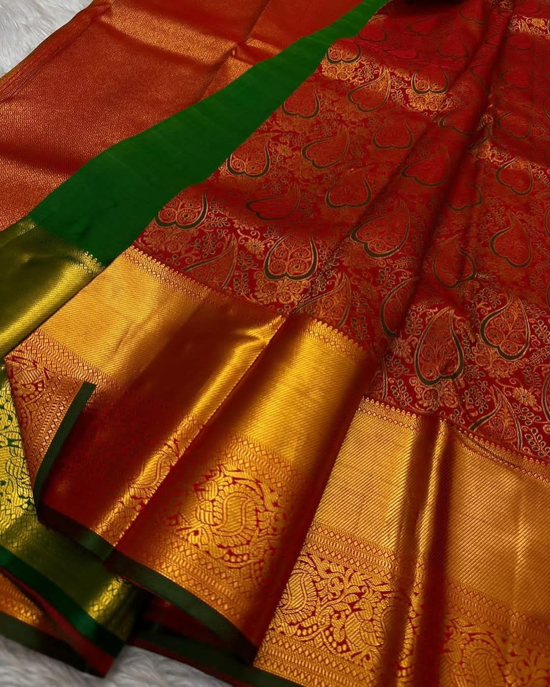 Innovative Red Soft Silk Saree With Glorious Blouse Piece