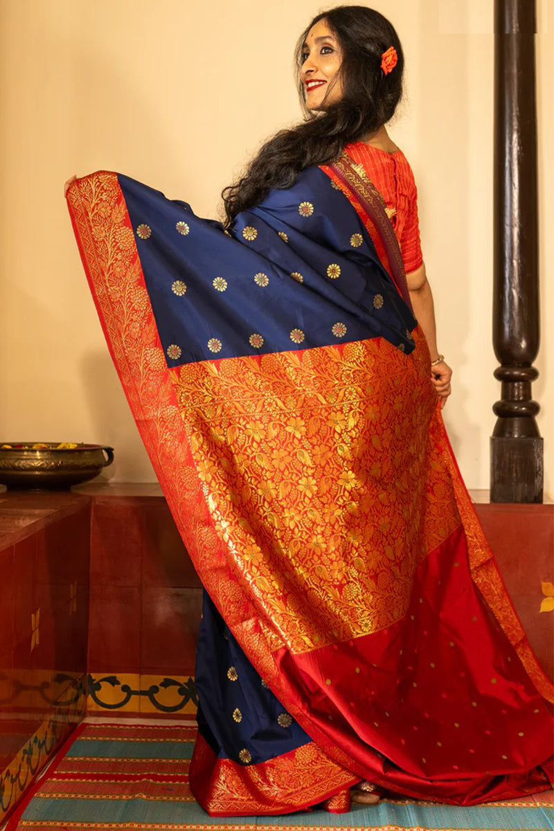 Stylish Navy Blue Soft Silk Saree With Deserving Blouse Piece