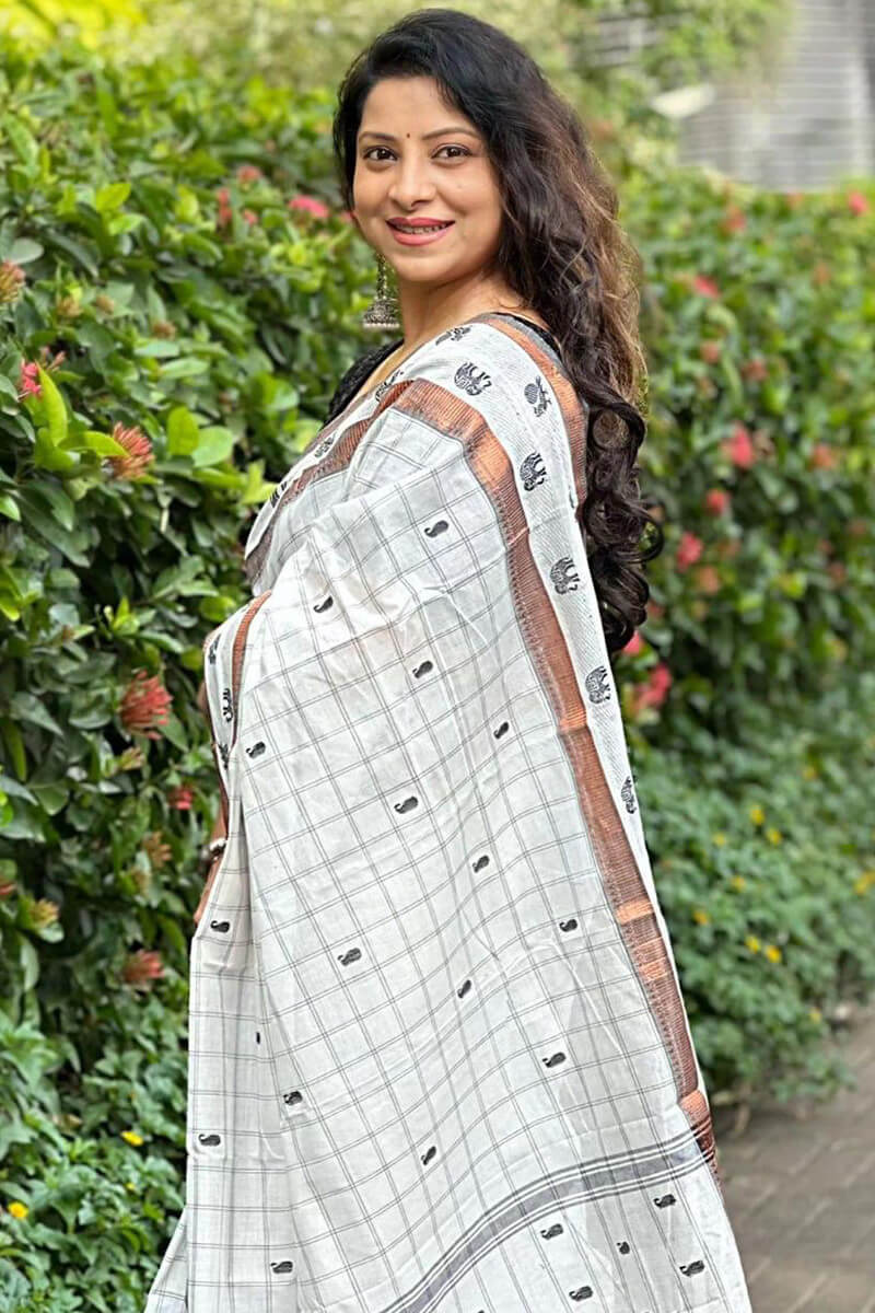 Alluring Off White Soft Silk Saree With Surpassing Blouse Piece