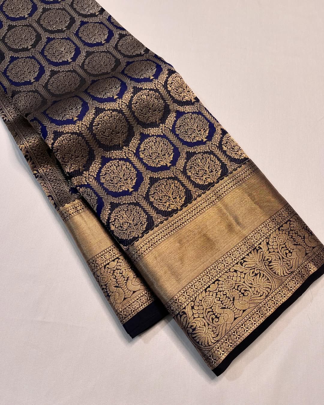 Sonorous Navy Blue Soft Banarasi Silk Saree With Cynosure Blouse Piece