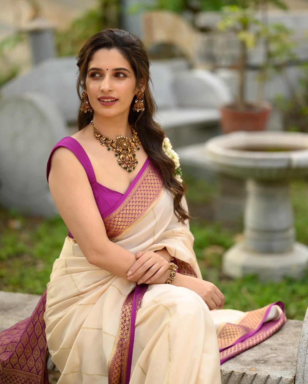 Redolent Beige Soft Silk Saree With Devastating Blouse Piece