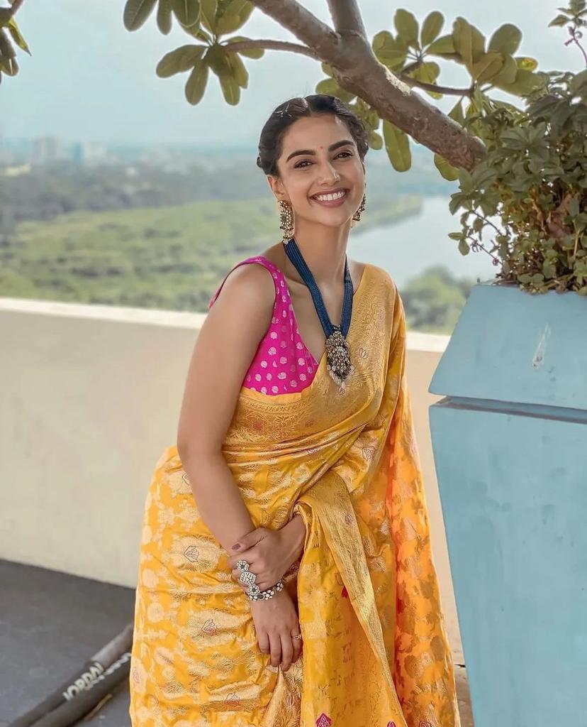 Sensational Yellow Soft Silk Saree With Entrancing Blouse Piece