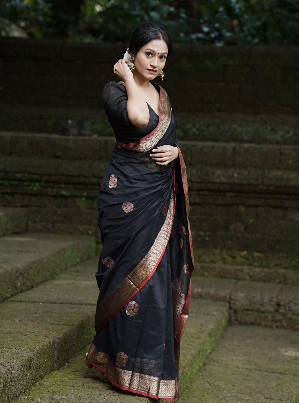 Intricate Black Soft Silk Saree With Groovy Blouse Piece