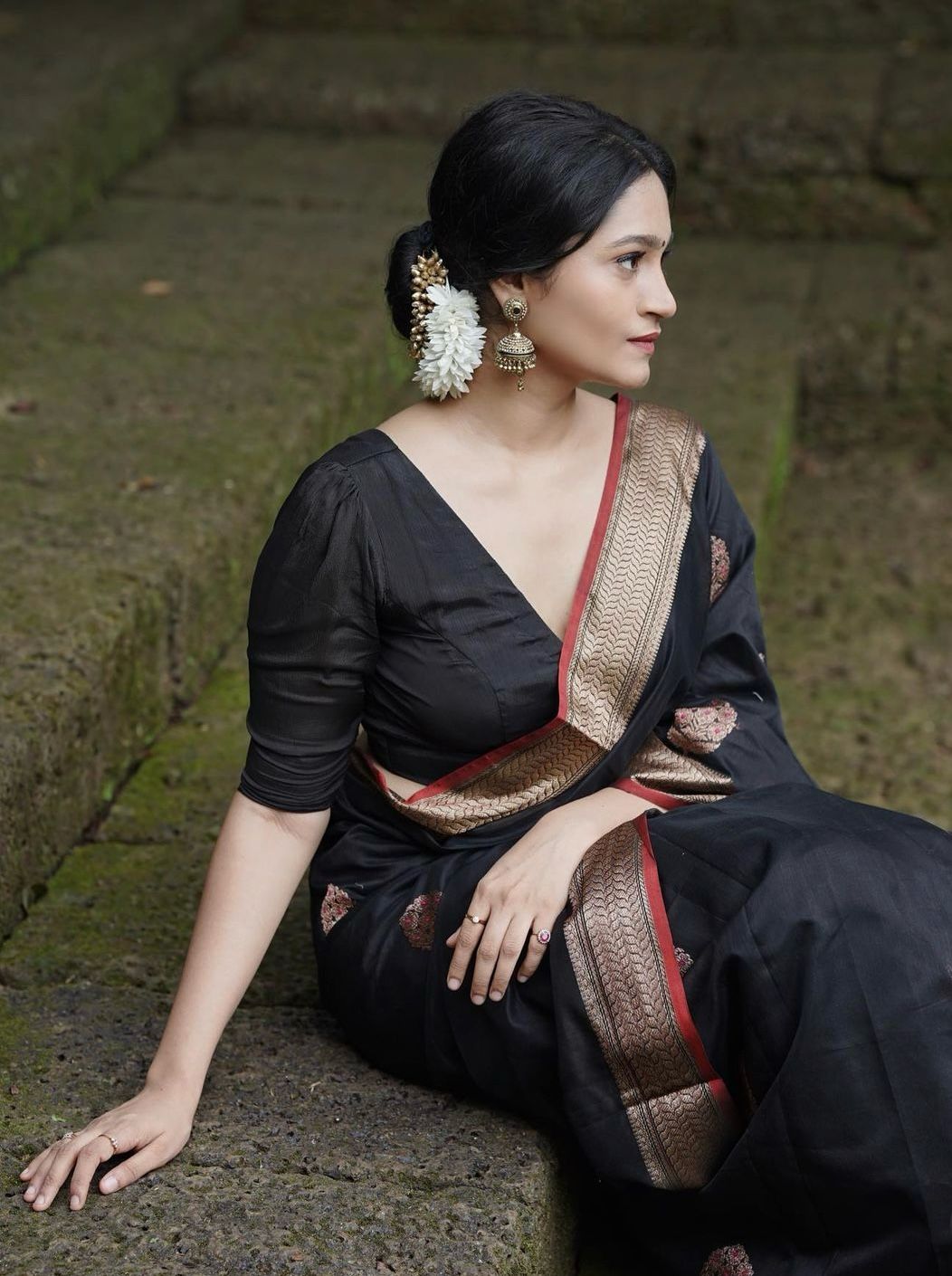 Intricate Black Soft Silk Saree With Groovy Blouse Piece