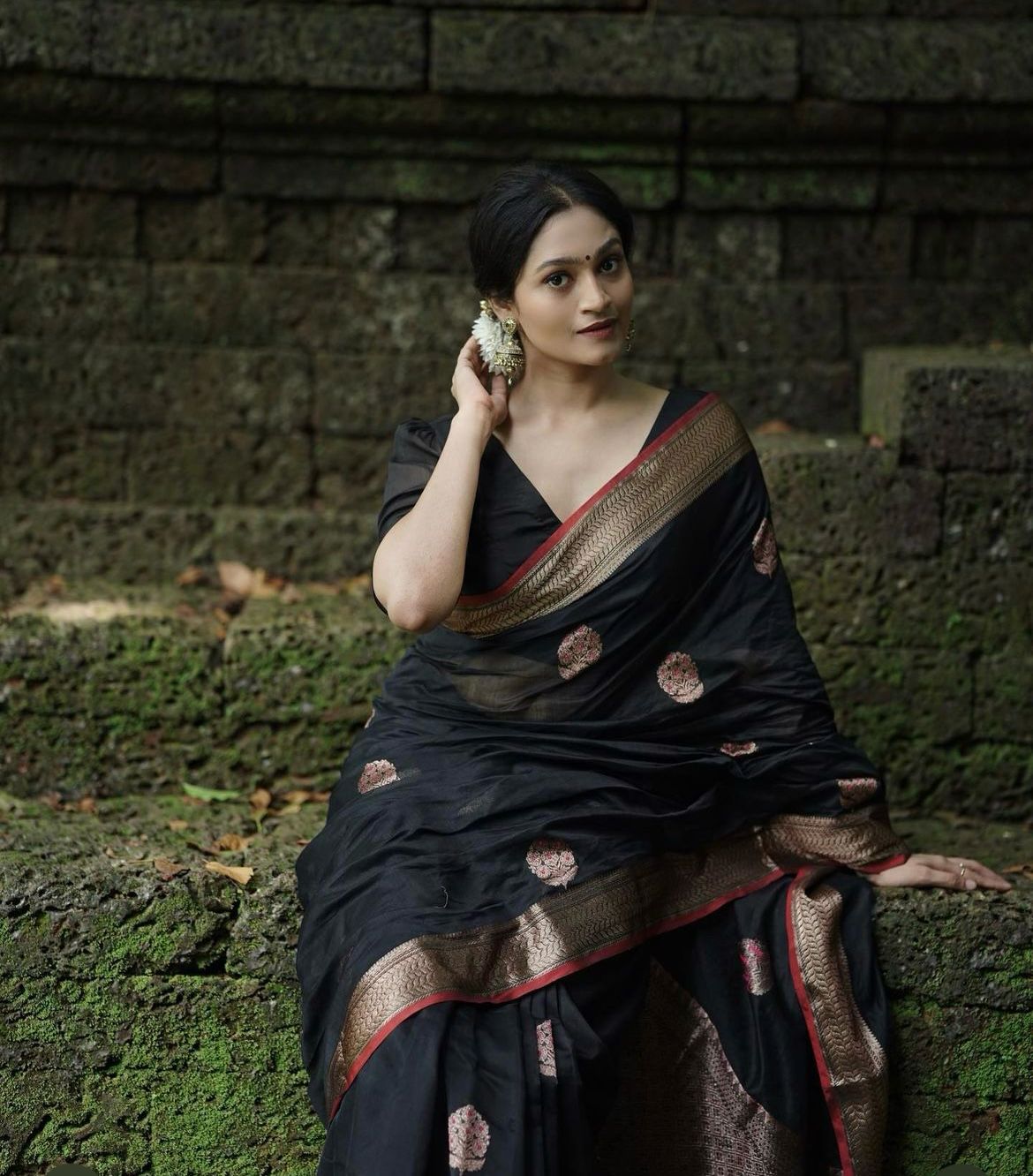 Intricate Black Soft Silk Saree With Groovy Blouse Piece