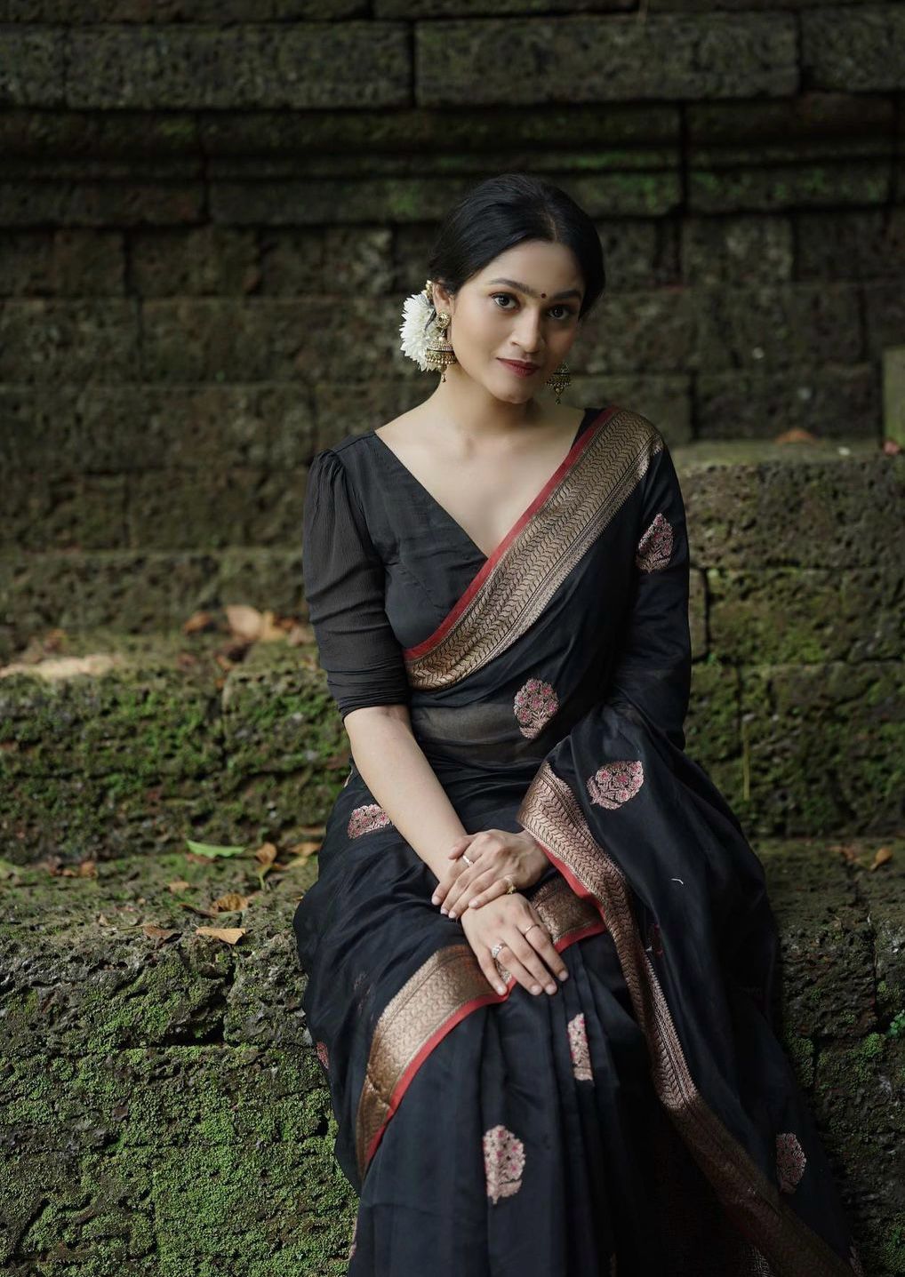 Intricate Black Soft Silk Saree With Groovy Blouse Piece