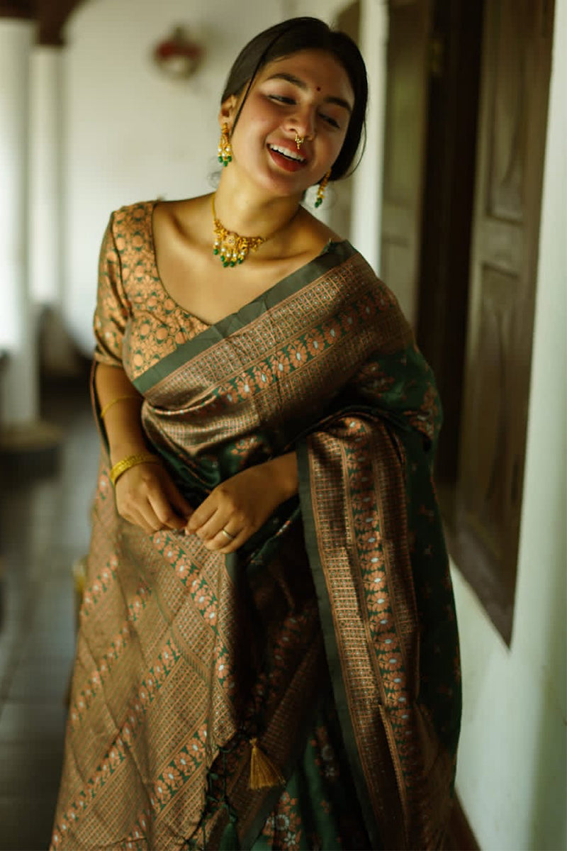 Surreptitious Green Soft Silk Saree With Vestigial Blouse Piece