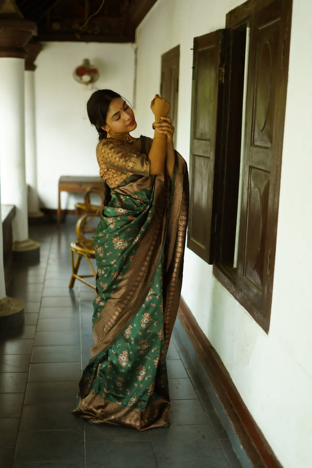 Surreptitious Green Soft Silk Saree With Vestigial Blouse Piece