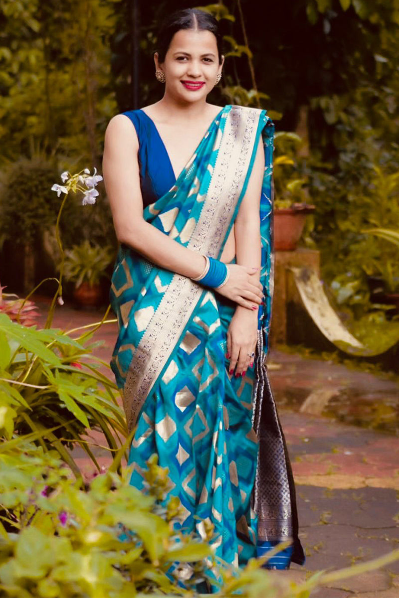 Scintillating Firozi Soft Silk Saree With Groovy Blouse Piece