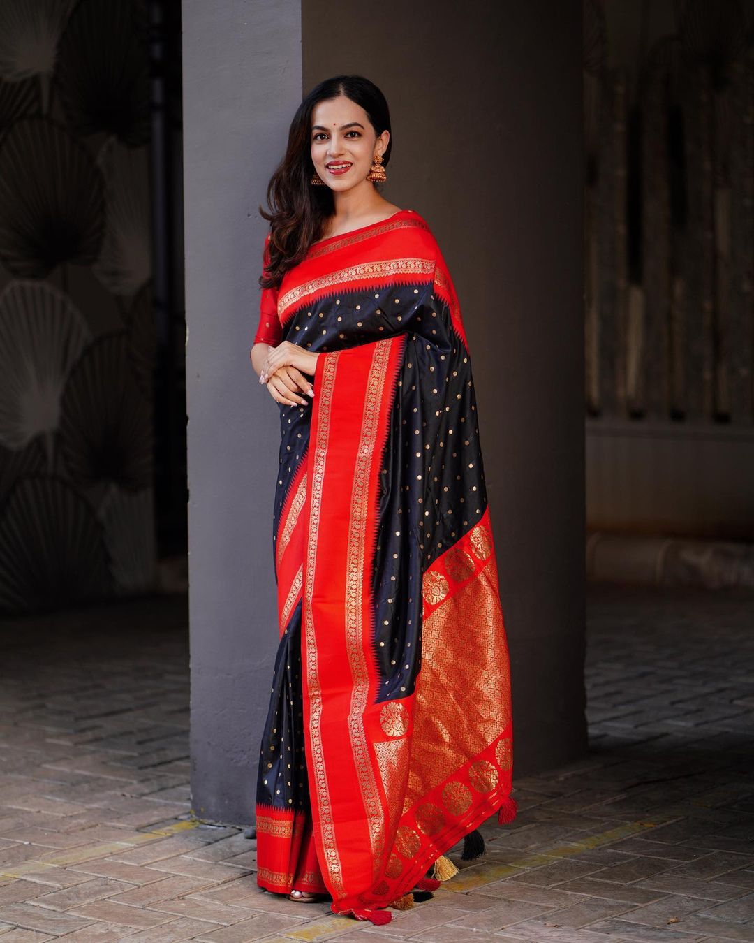 Staring Black Soft Silk Saree With Intricate Blouse Piece