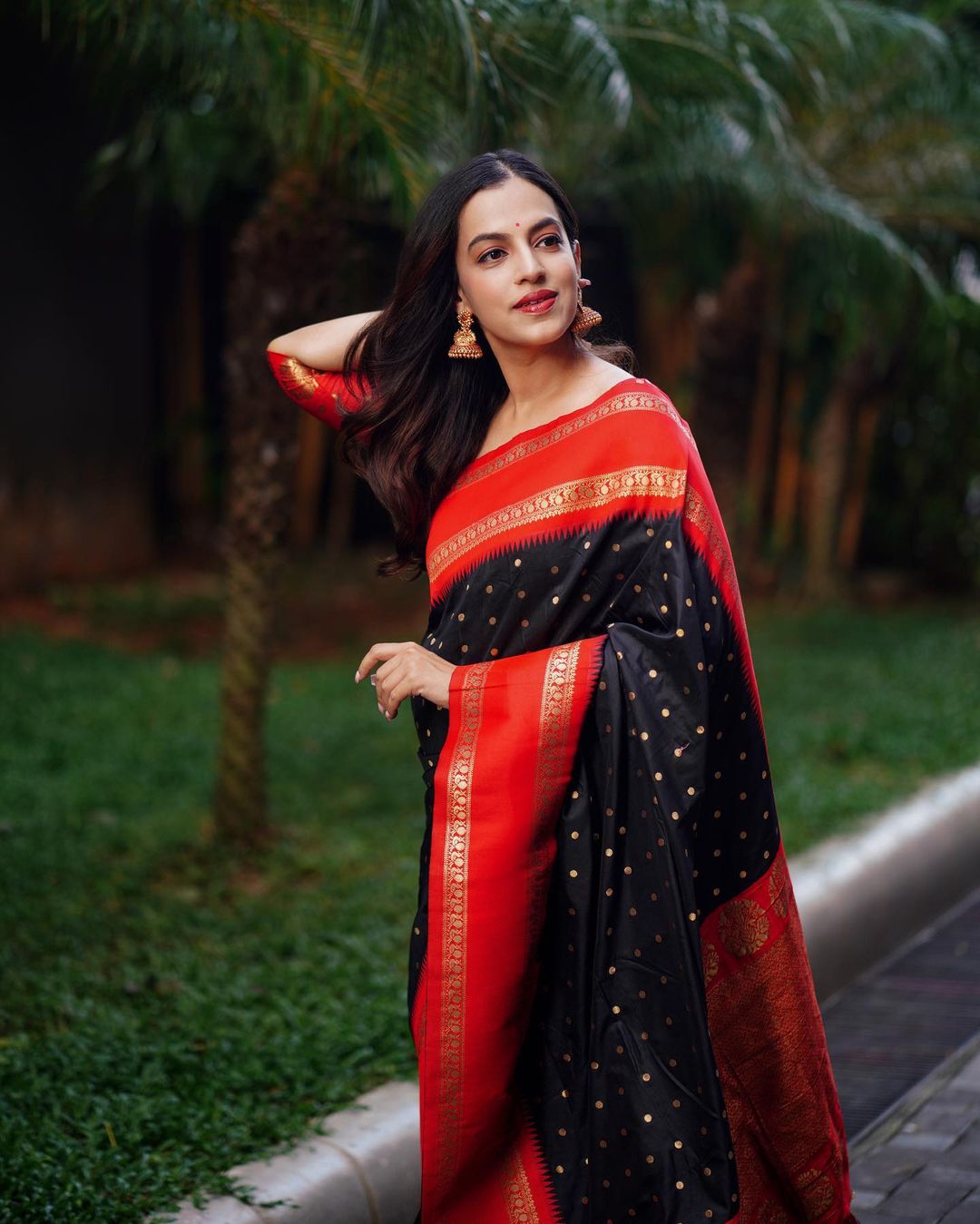 Staring Black Soft Silk Saree With Intricate Blouse Piece