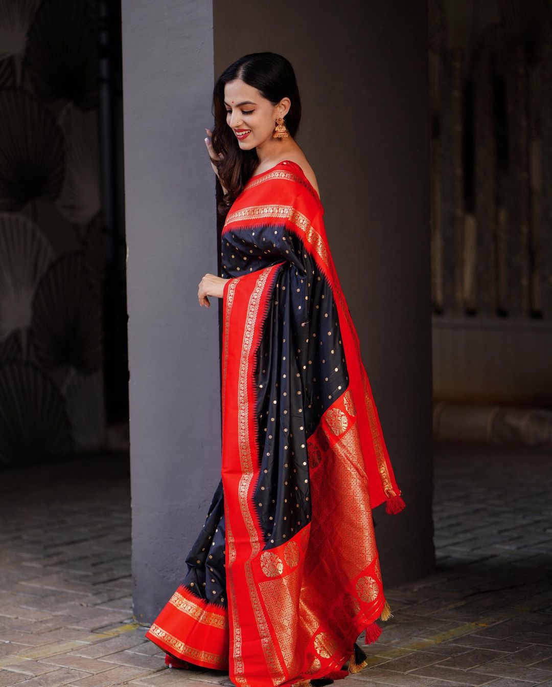 Staring Black Soft Silk Saree With Intricate Blouse Piece