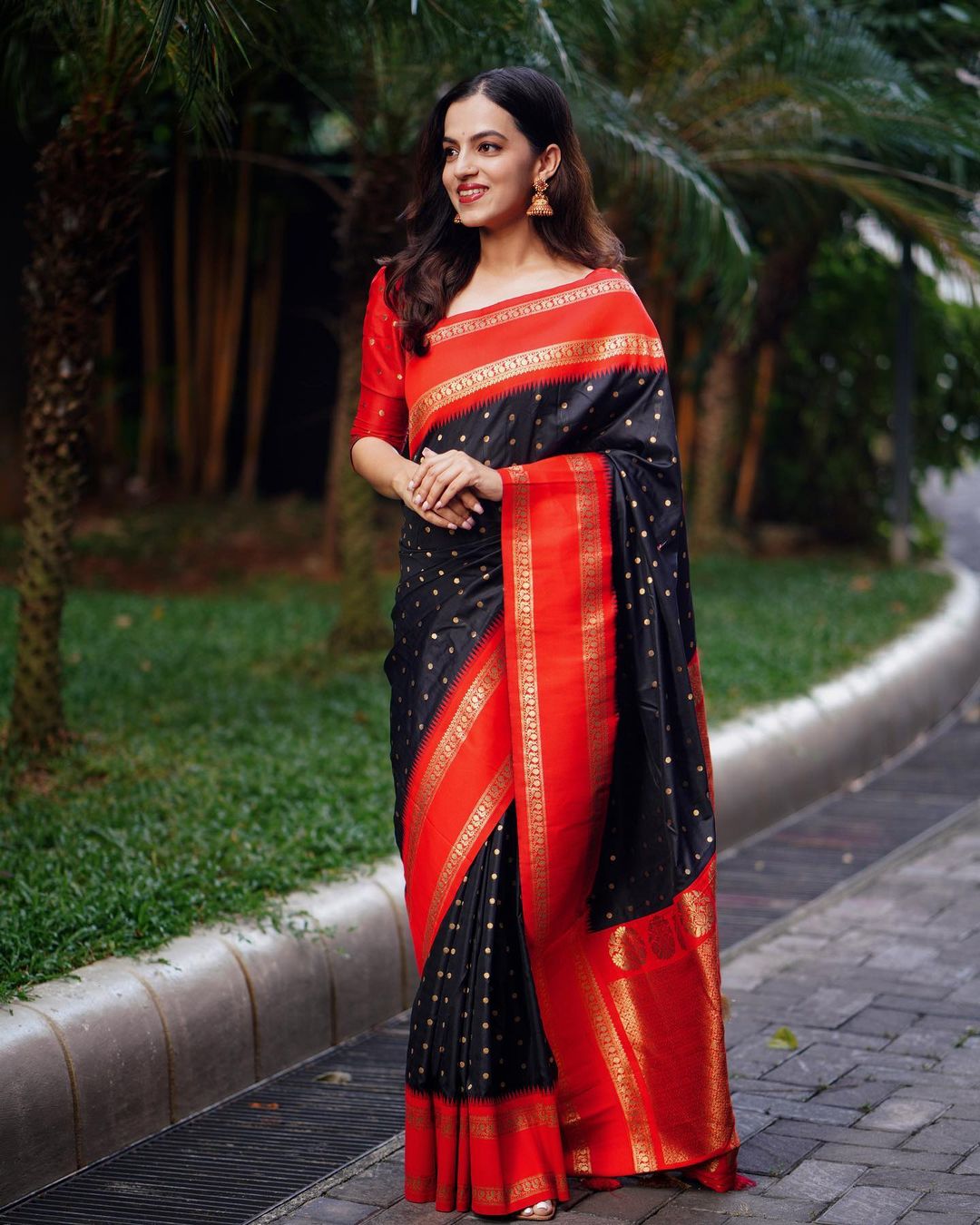 Staring Black Soft Silk Saree With Intricate Blouse Piece