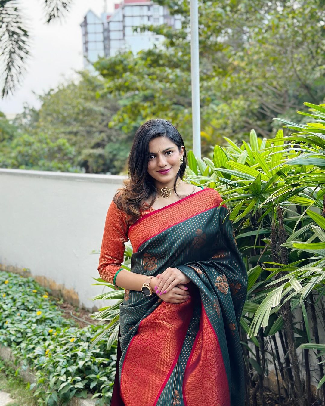 Dissemble Dark Green Soft Silk Saree With Blooming Blouse Piece