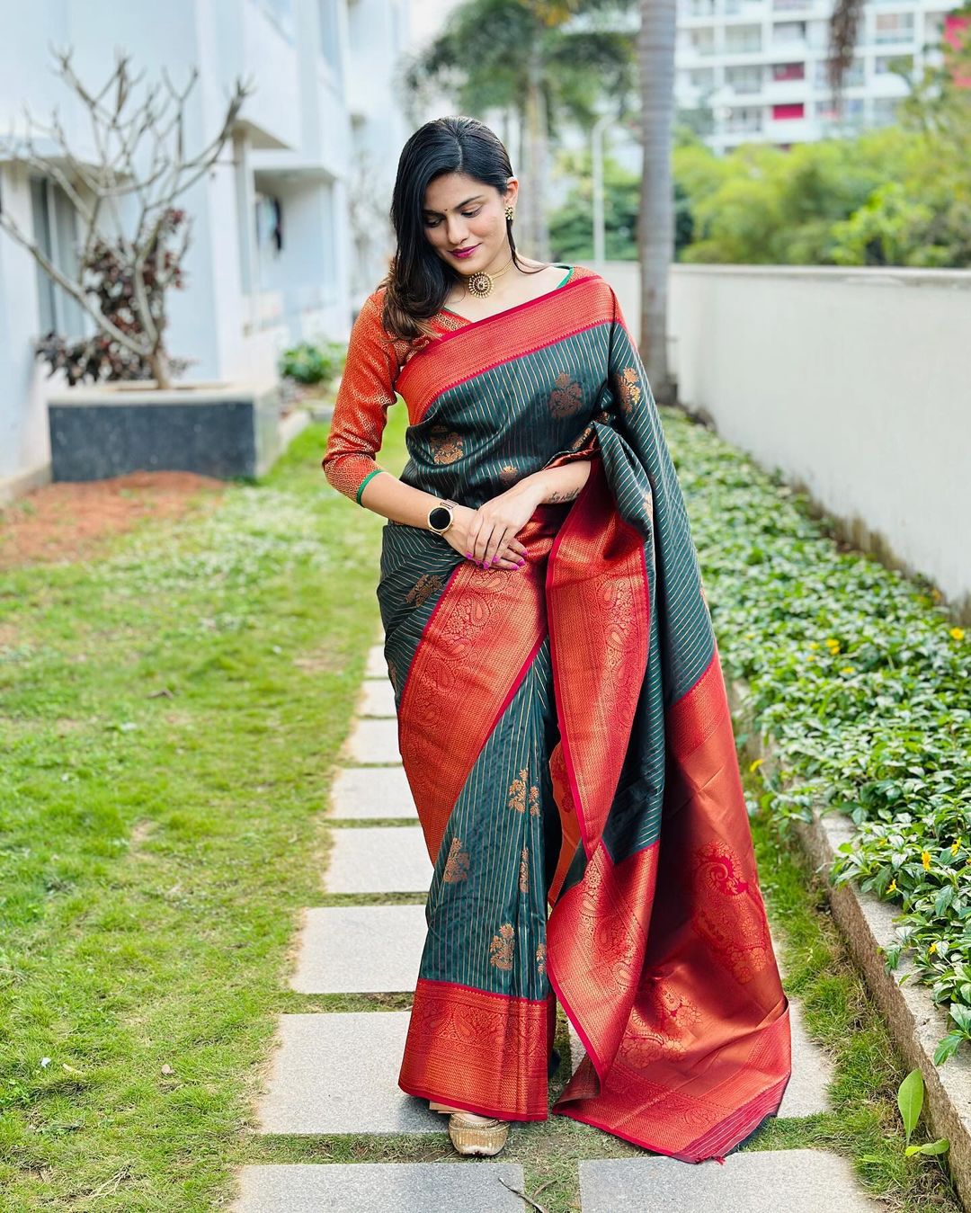 Dissemble Dark Green Soft Silk Saree With Blooming Blouse Piece