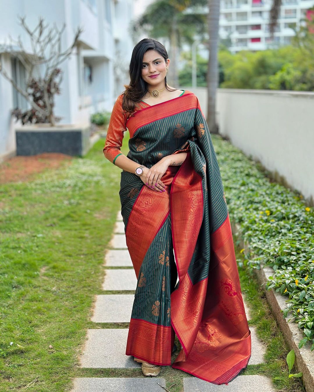 Dissemble Dark Green Soft Silk Saree With Blooming Blouse Piece