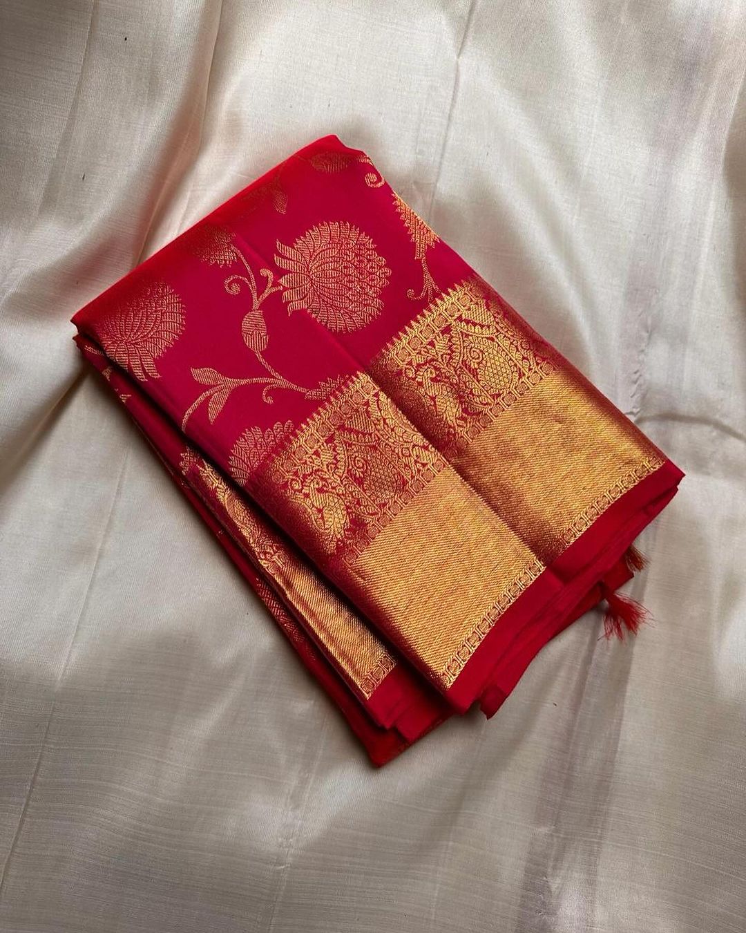 Cynosure Red Soft Banarasi Silk Saree With Woebegone Blouse Piece