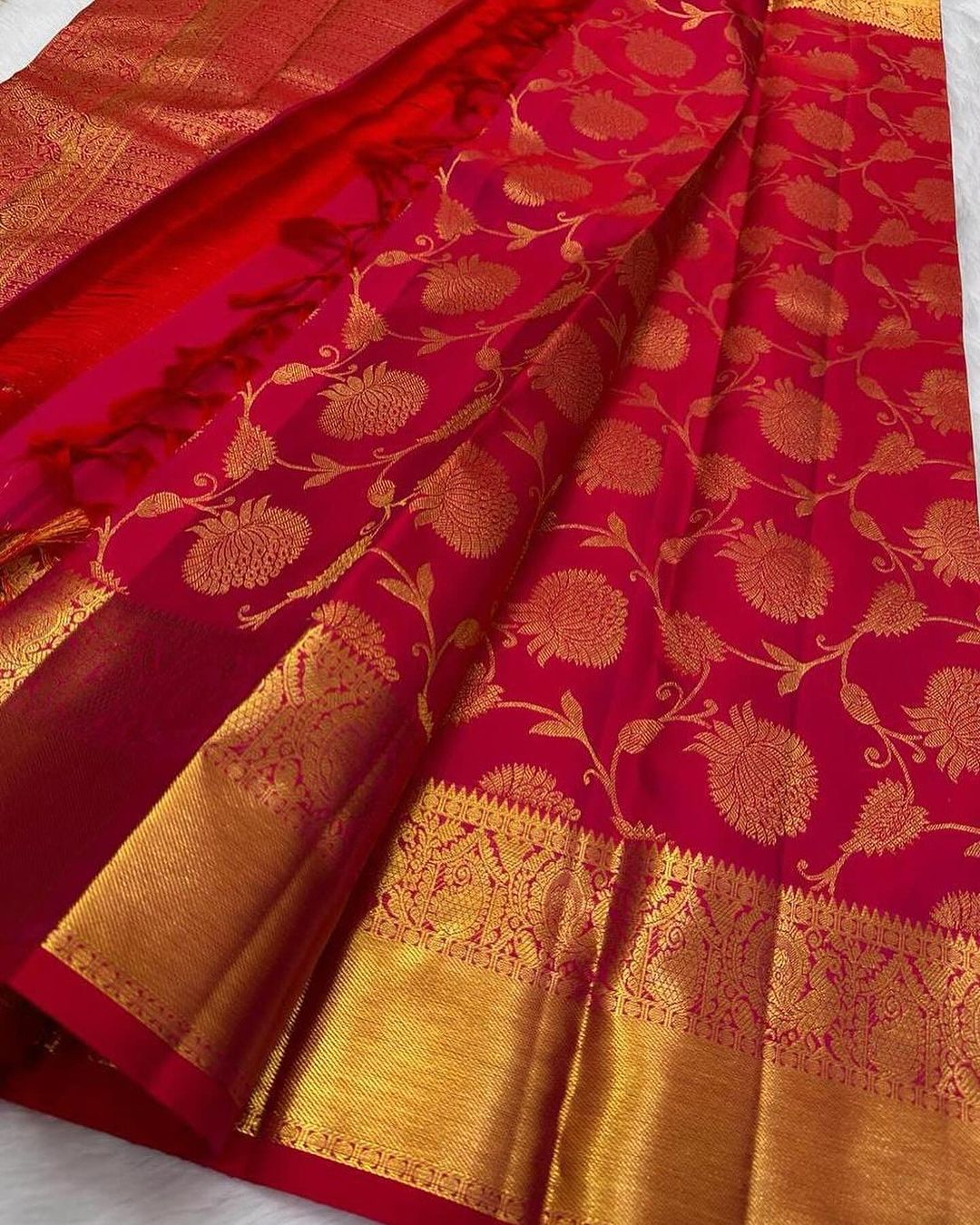 Cynosure Red Soft Banarasi Silk Saree With Woebegone Blouse Piece