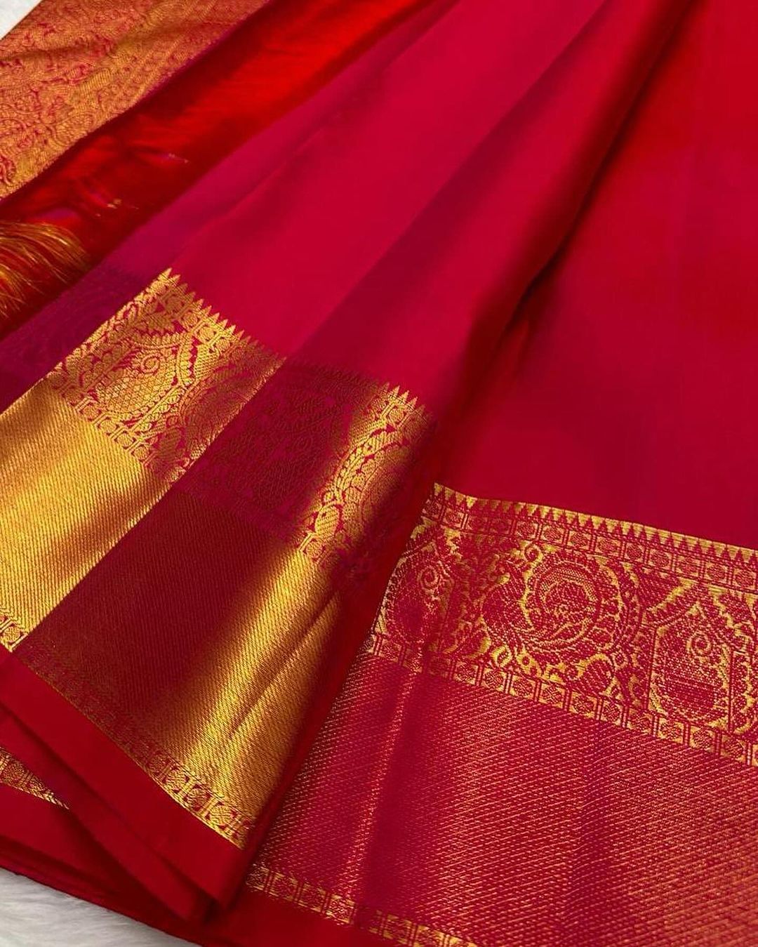 Cynosure Red Soft Banarasi Silk Saree With Woebegone Blouse Piece