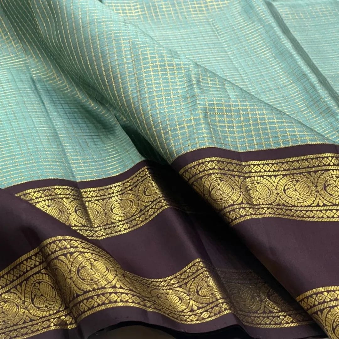 Effervescent Firozi Soft Silk Saree With Vestigial Blouse Piece