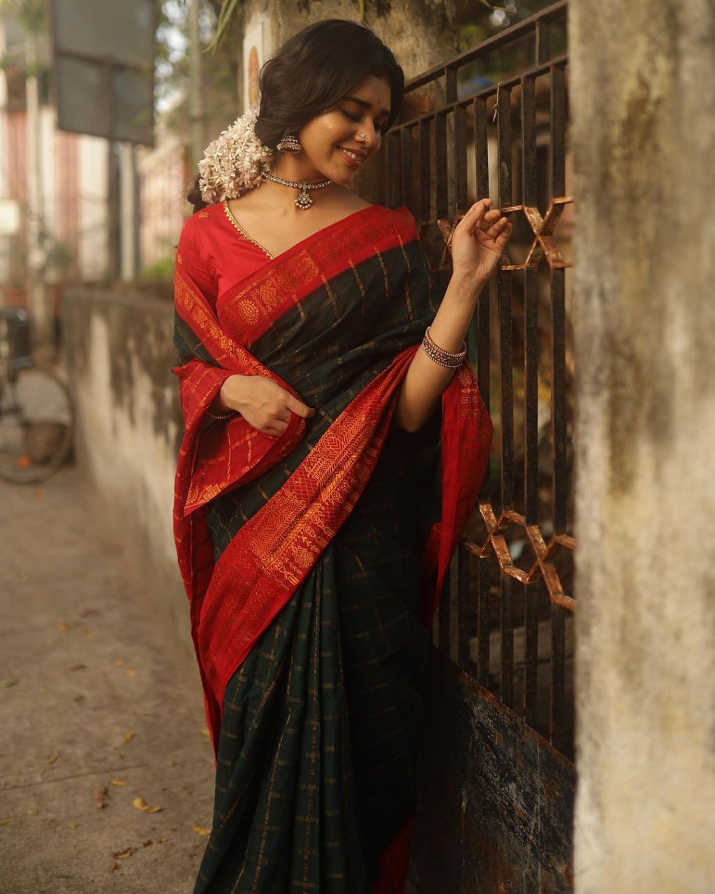 Surpassing Dark Green Soft Silk Saree With Sonorous Blouse Piece