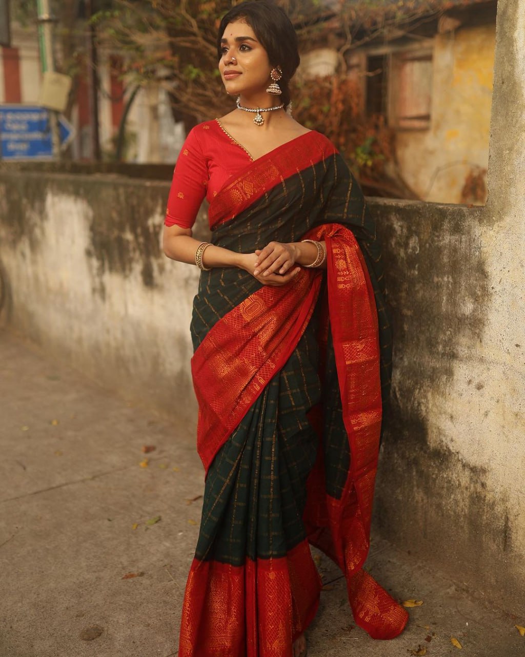 Surpassing Dark Green Soft Silk Saree With Sonorous Blouse Piece