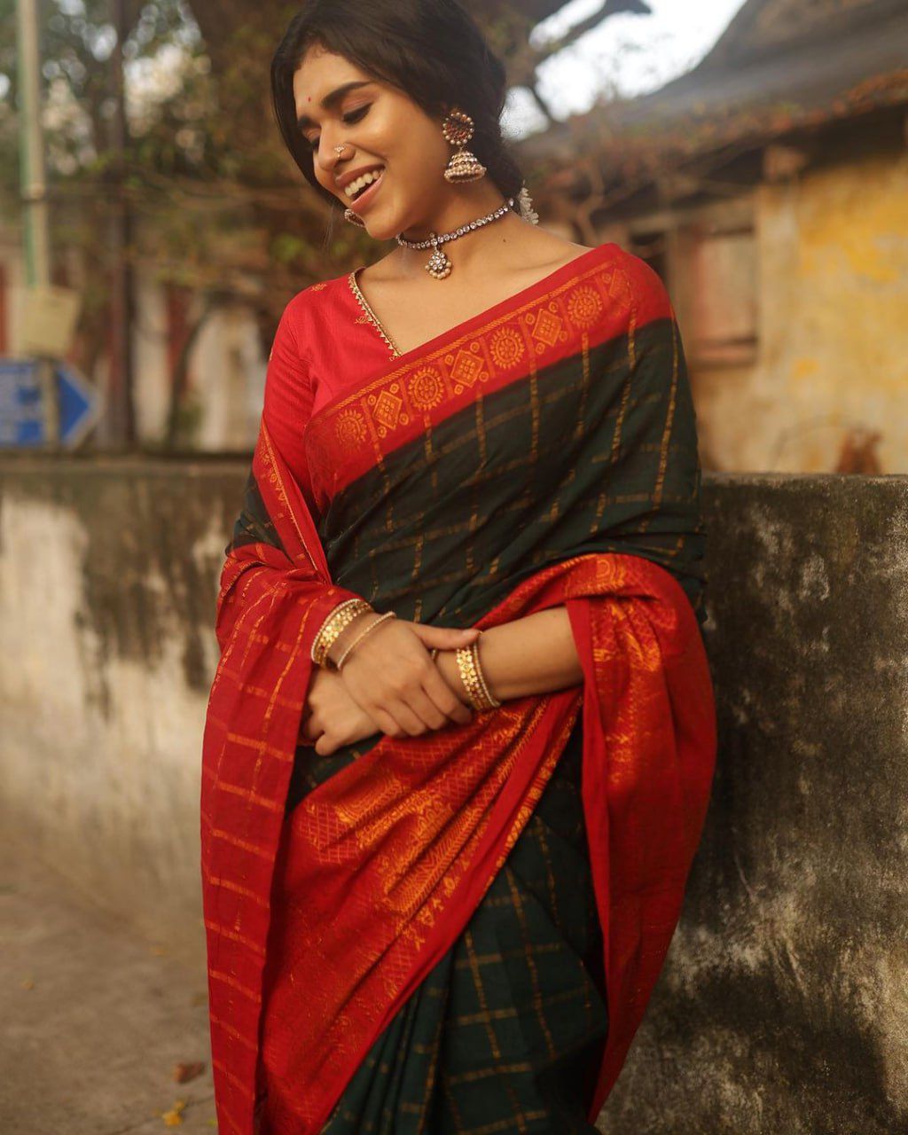 Surpassing Dark Green Soft Silk Saree With Sonorous Blouse Piece