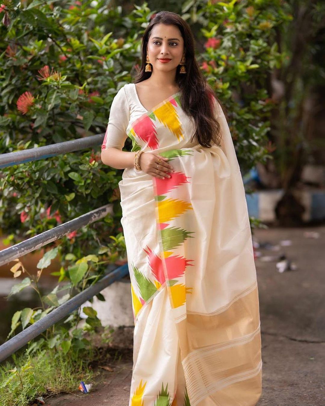 Staggering Off White Soft Silk Saree With Dazzling Blouse Piece