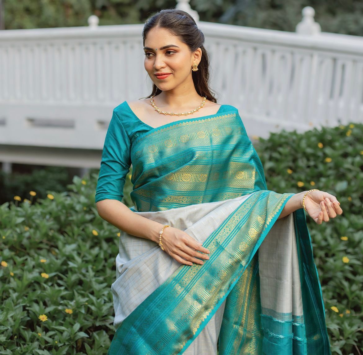 Phenomenal Off White Soft Silk Saree With Tantalizing Blouse Piece