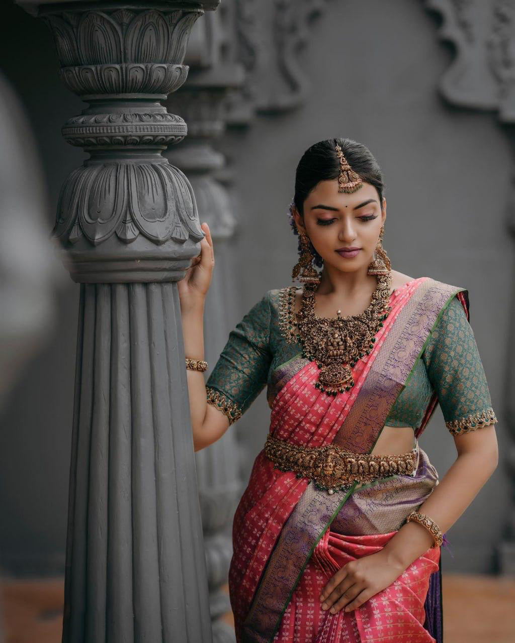 Arresting Dark Pink Soft Silk Saree With An Blouse Piece