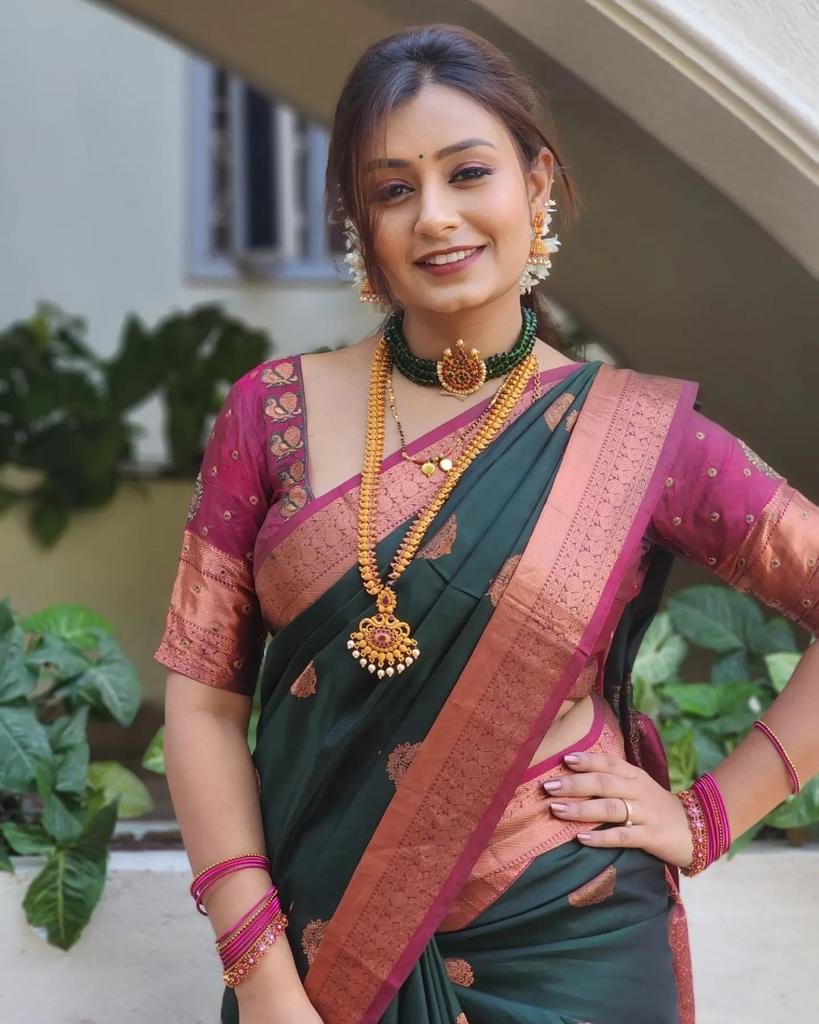 Magnetic Dark Green Soft Silk Saree With Ravishing Blouse Piece