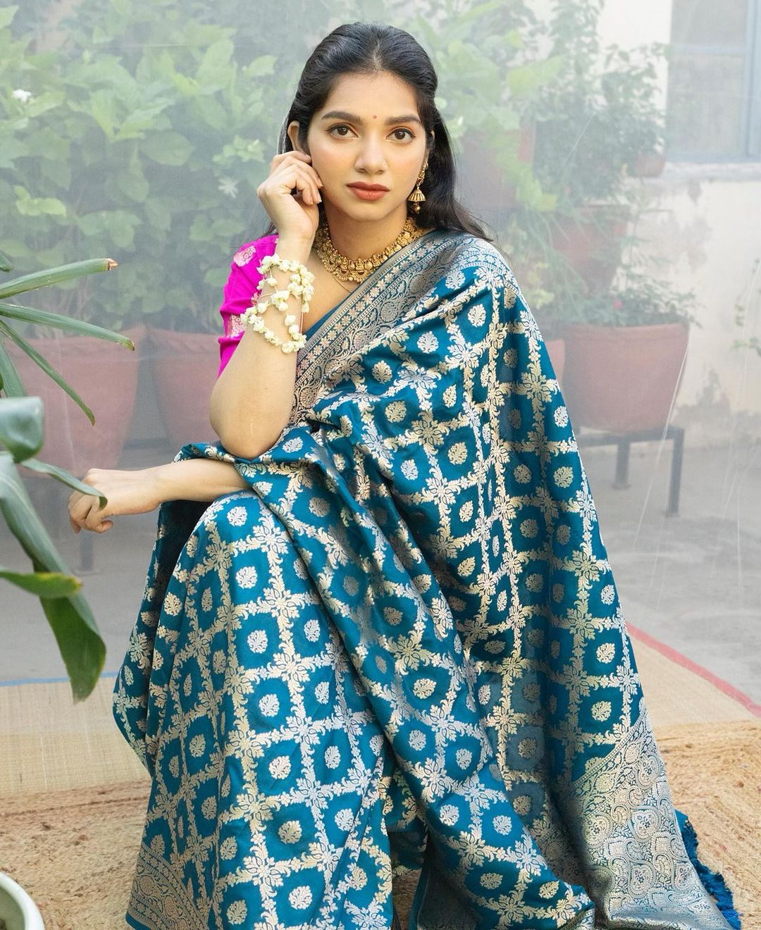 Snazzy Rama Soft Silk Saree With Woebegone Blouse Piece