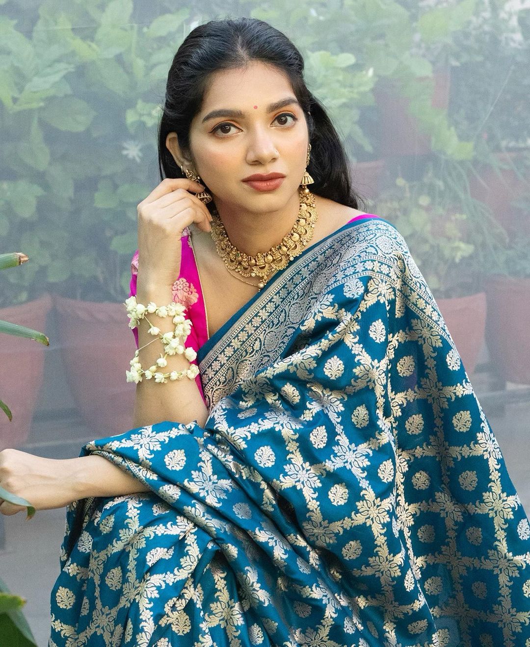 Snazzy Rama Soft Silk Saree With Woebegone Blouse Piece