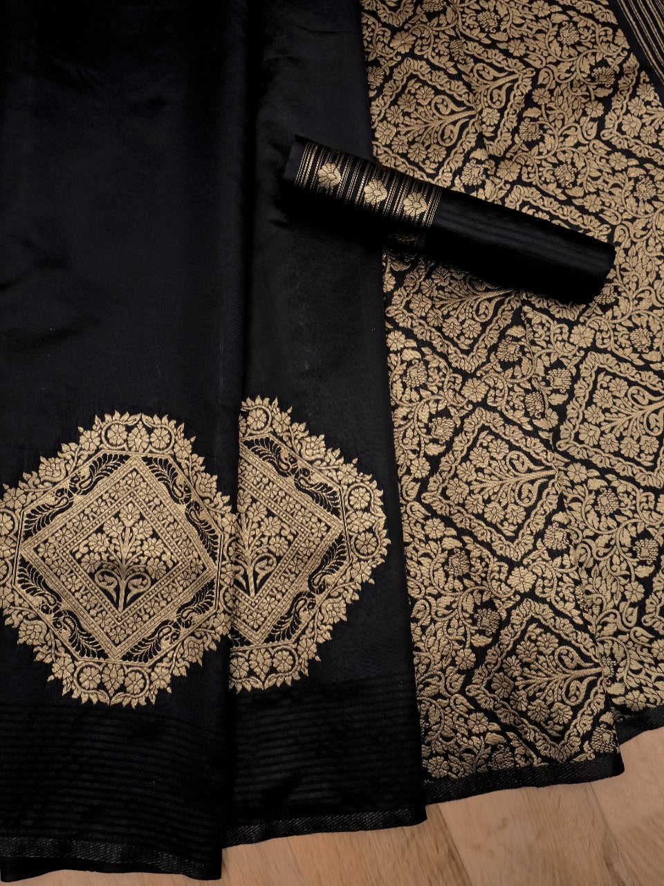 Eclat Black Soft Silk Saree With Glorious Blouse Piece