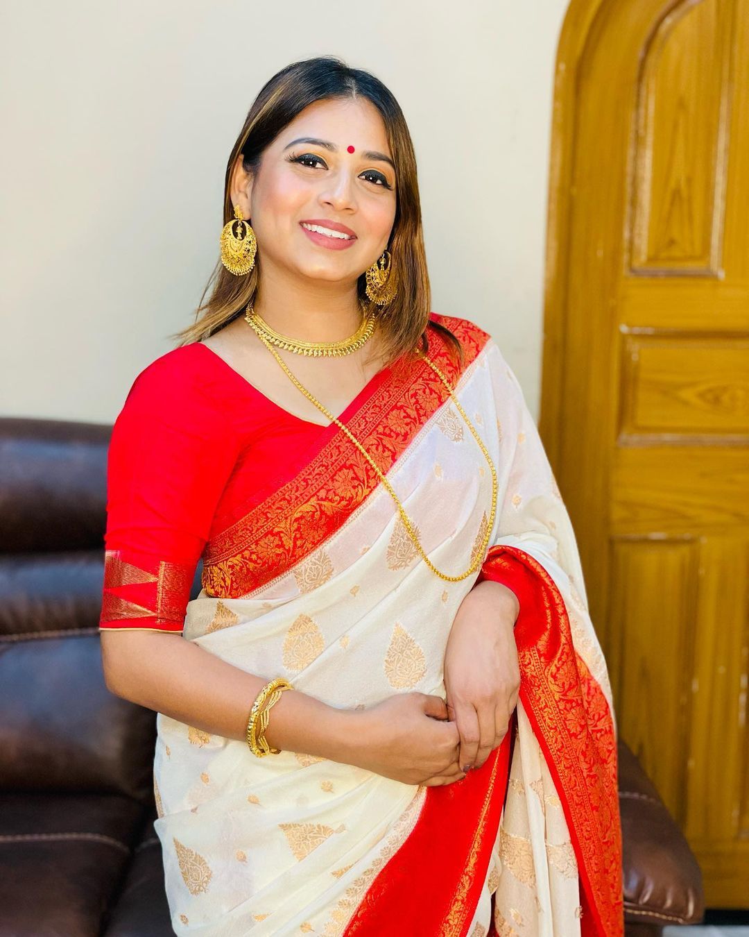 Adorning White Soft Banarasi Silk Saree With Ornate Blouse Piece