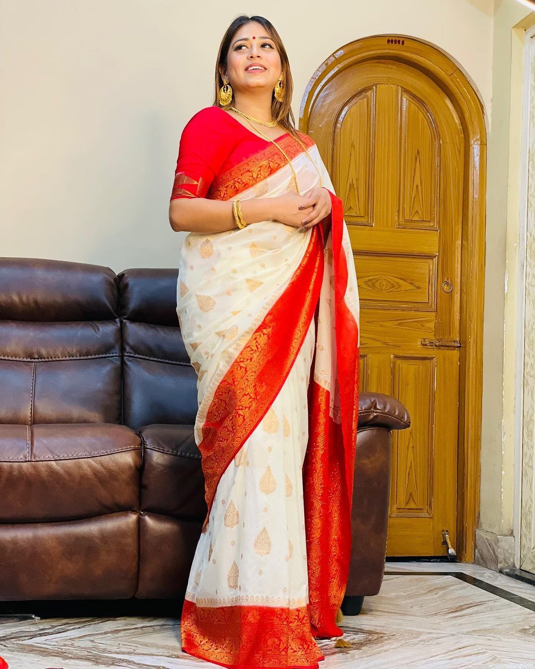 Adorning White Soft Banarasi Silk Saree With Ornate Blouse Piece