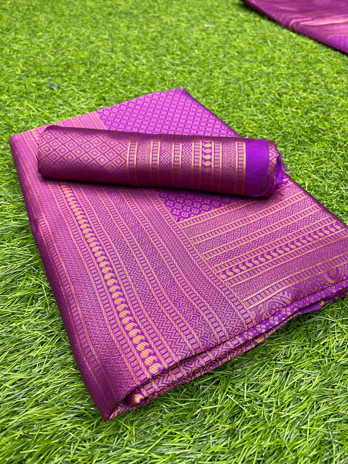 Mellifluous Purple Soft Silk Saree With Gratifying Blouse Piece