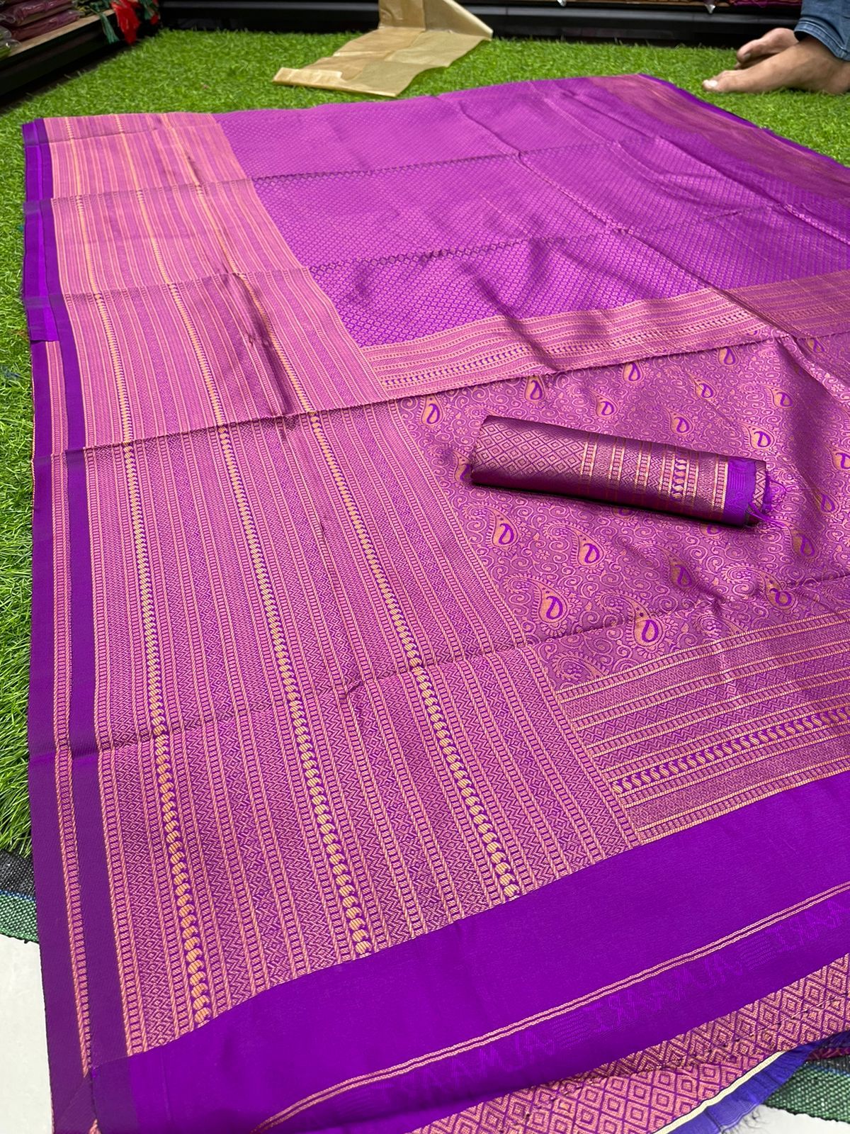 Mellifluous Purple Soft Silk Saree With Gratifying Blouse Piece