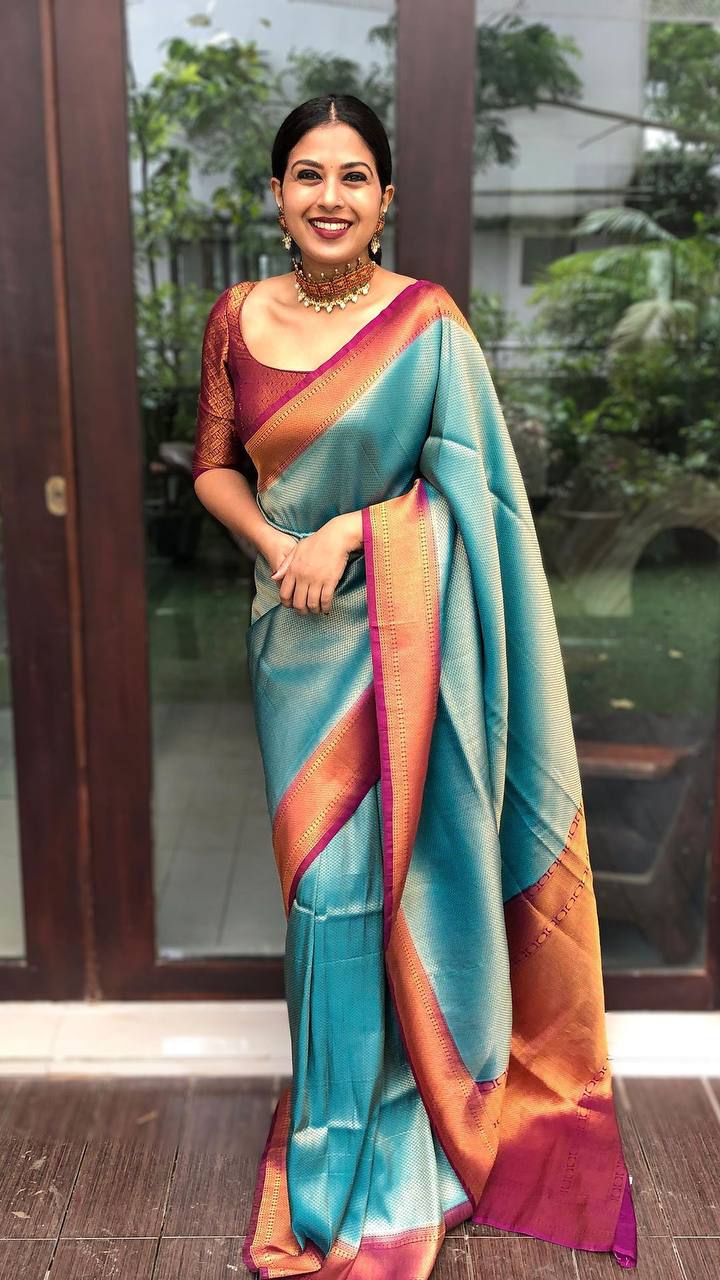 Stunning Rama Soft Silk Saree With Conflate Blouse Piece