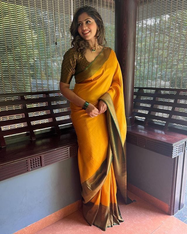 Charismatic Yellow Soft Silk Saree With Smashing Blouse Piece