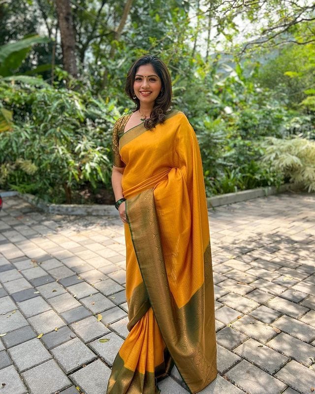 Charismatic Yellow Soft Silk Saree With Smashing Blouse Piece